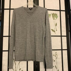 EUC, Uniqlo 100% wool V-Neck Long-Sleeve Sweater